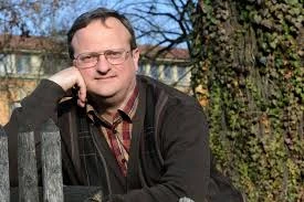 Using quantile regression and dynamic survival analysis to study the time course of the lexical processing of complex words logo