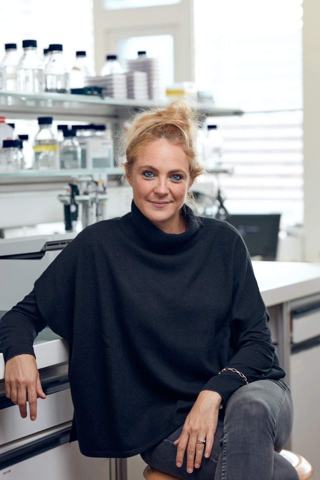 Symmetry breaking and self-organization in intestinal organoids logo