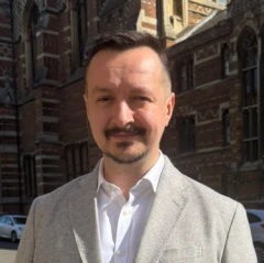 Artificial Kitaev chains in quantum dots coupled through superconductors logo